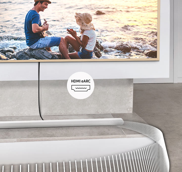 Samsung HW-S801D leží na stolku pod televizí, nad soundbarem je ikona HDMI eARC