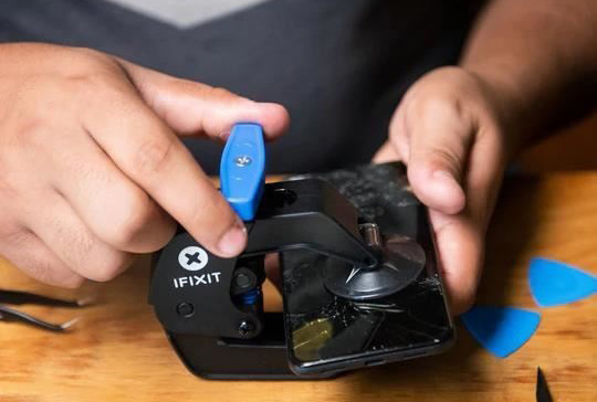 Svorka iFixit Anti-Clamp Svorka iFixit Anti-Clamp s přísavkami