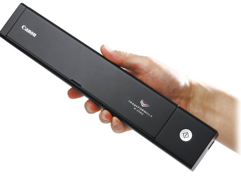 Kompaktní skener Canon imageFORMULA P-208II v ruce pro snadné přenášení na cesty