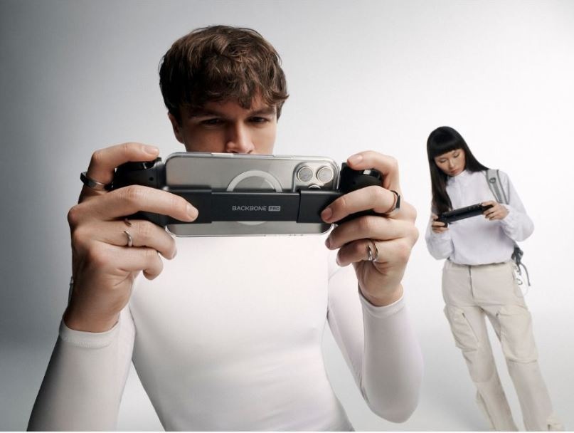 Muž drží Gamepad Backbone Pro USB-C 