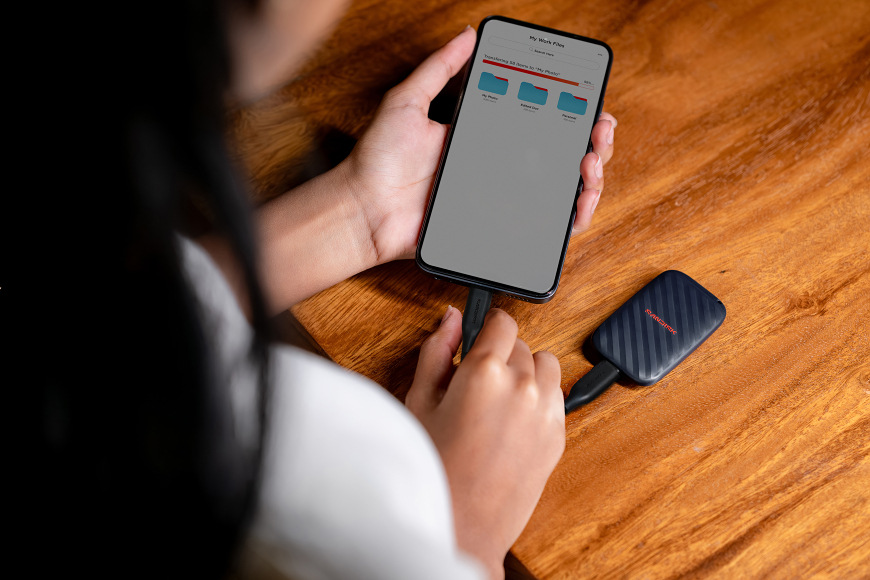 SSD externí SANDISK Portable Drive 1TB, USB 3.2 Gen 2 černý Disk připojený k telefonu při práci se soubory