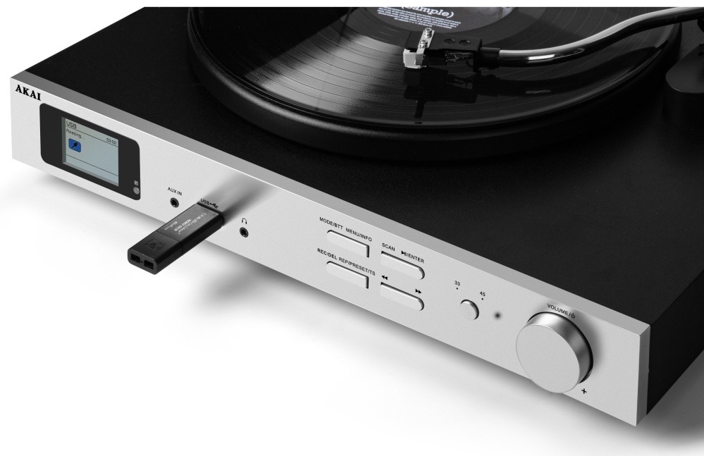 Gramofon AKAI ATT-500SP černý/stříbrný Detail ovládacího panelu gramofonu Akai s USB flash diskem připojeným pro přehrávání.