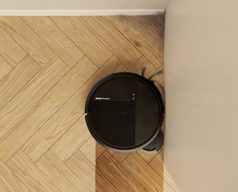 Robotický vysavač iRobot Roomba Plus 415 Combo + AutoWash dock černý iRobot Roomba Plus 415 Combo důkladně vysává i podél stěn a v rozích místnosti, kde se také hromadí hodně prachu.