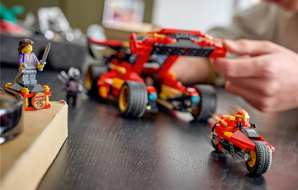 Součástí jsou tři minifigurky LEGO včetně Kaie, generála Kryptora a nové mistryně stínů, kterou můžete vystavit na podstavci s výroční mincí.