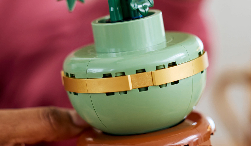 Stavebnice LEGO® Botanicals 10368 Chryzantéma Polohovatelné listy a okvětní lístky umožní měnit aranžmá, které doplňuje zelený květináč.