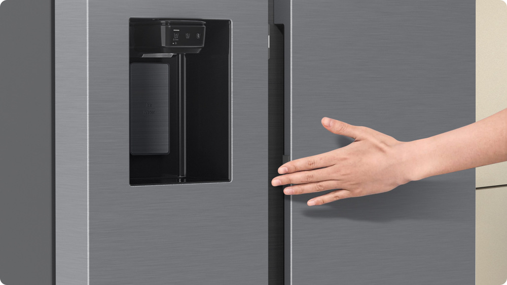 Americká lednice Samsung RS90F64EEFEO černá Ruka na dveřích lednice - dotykové otevírání ledničky