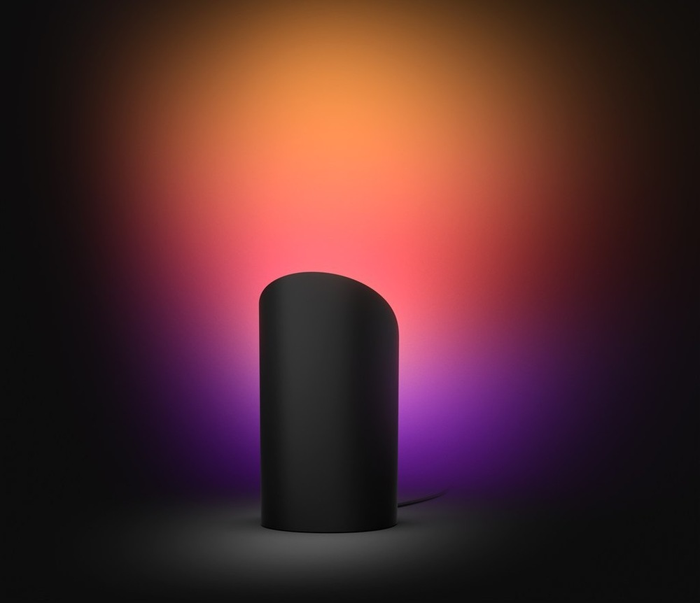 Lampička Philips Hue Wall washer s ukázkou projekce na stěnu, vytvářející příjemnou atmosféru
