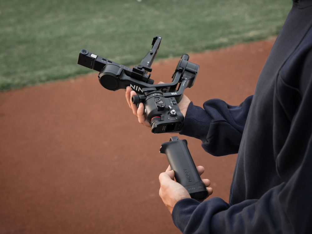 Bateriový grip DJI RS 5 BG33 černý DJI RS 5 BG33 prodlouží výdrž gimbalu až na 14 hodin