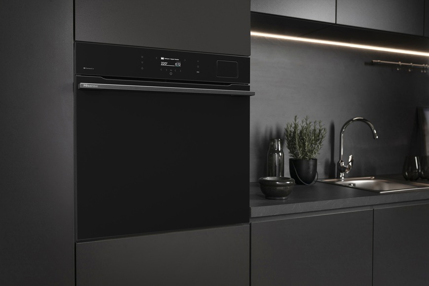 Trouba Hisense BAS614P8B černá Vestavná multifunkční trouba Hisense BAS614P8B je zabudovaná v moderní kuchyni.