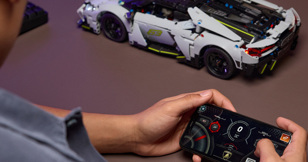 Stavebnice LEGO® Technic 42214 Lamborghini Revuelto Stavění modelu seznamuje děti s fungováním elektrického pohonu a podporuje jejich technické přemýšlení.