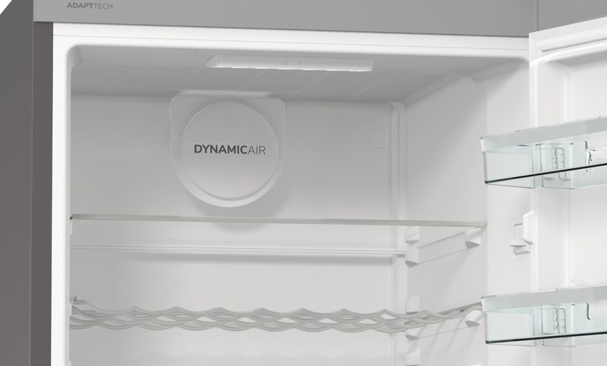 Chladnička Gorenje Advanced R619EAXL6 nerez Detail se soustředí na vrchní část lednice Gorenje R619EAXL6. Uvnitř jsou vidět police a chladicí systém DynamicAir