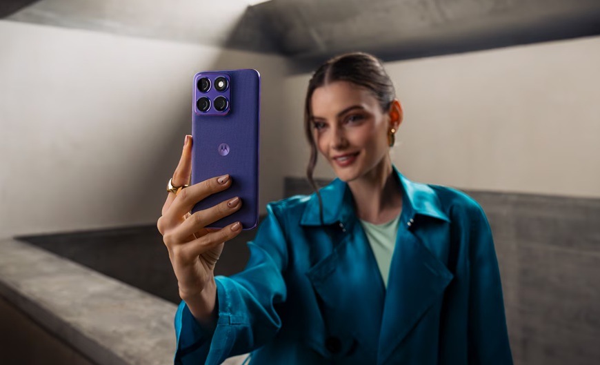 Mobilní telefon Motorola Edge 70 Fusion 5G 8 GB / 256 GB černý Žena drží telefon a pořizuje selfie.