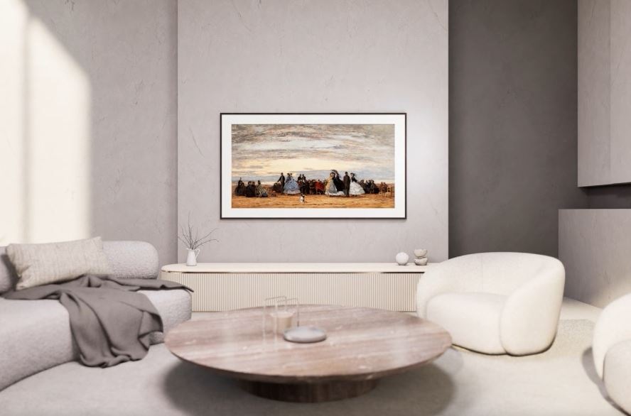 Televize Samsung The Frame Pro visí na zdi v obyvacim pokoji, je na ni promitnuté umelecké dílo, vypada tak jako obraz