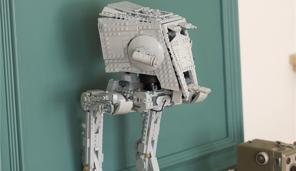 Otočná hlava, otevírací poklop, detailní kokpit, okna střelců a laserová děla umožní model různě napolohovat.