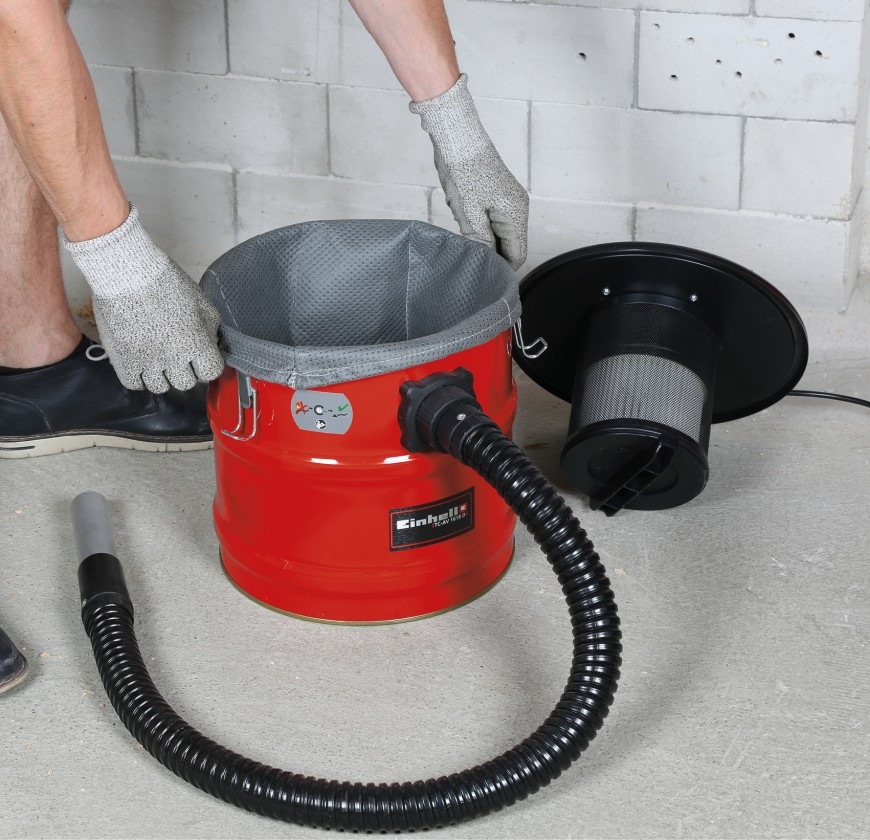 Filtr na popel Einhell 2351315 instalovaný do vysavače popela Einhell