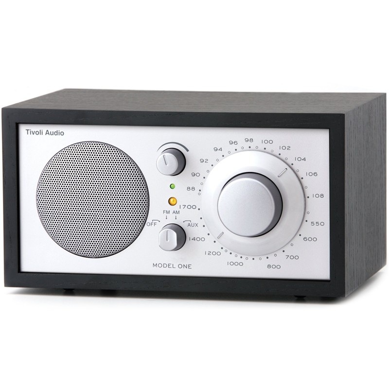 Radiopřijímač Tivoli Audio Model One M1-SLB vyhotovený v klasickém dřevěném kabinetu pro dokonalý analogový zvuk