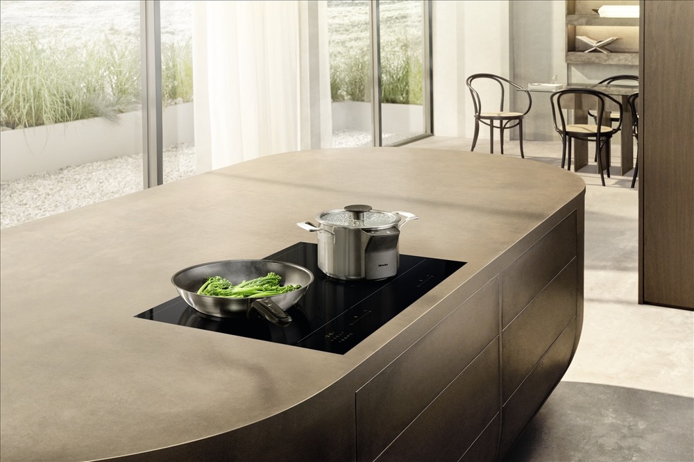 Indukční varná deska Miele KM 8585 FL MattFinish černá Technologie M Sense udržuje přesnou teplotu a usnadňuje přípravu každého pokrmu.