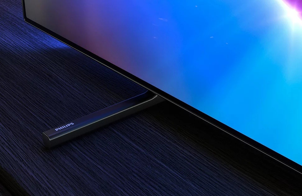 Televize Philips 77OLED761 Detail tenkého rámu obrazovky a jedné z nožiček televizoru