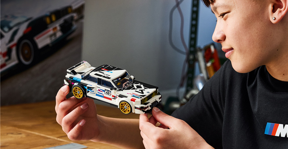 Model BMW M3 (E30) připomíná 40. výročí vozu a jeho ikonický motorsportový vzhled.