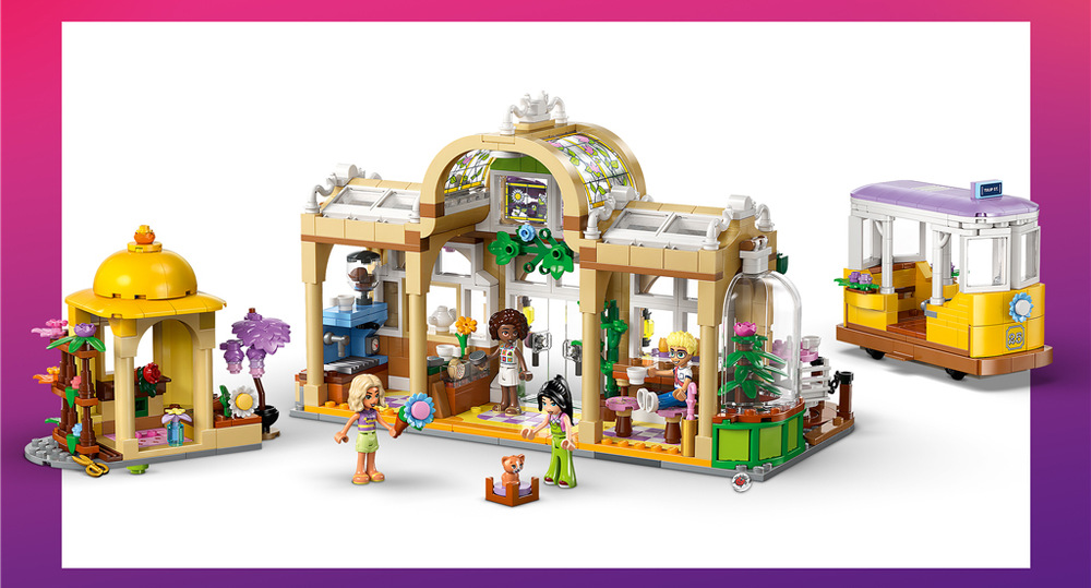 Stavebnice LEGO® Friends 42671 Kavárna plná rostlin a květinářství Tramvaj propojuje jednotlivá místa a díky 1 138 dílkům nabízí model dostatek prostoru pro stavění i hraní.
