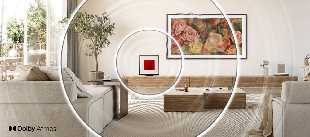 Reproduktory Samsung HW-LS60D, Music Frame (2 ks) černé Samsung HW-LS60D, Music Frame stojí na stolku v obývacím pokoji, kolem reproduktoru se šíří kroužky rozmazávající obraz, které znázorňují prostorový zvuk, na zdi na pozadí visí Samsung The Frame