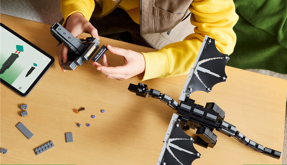 Stavebnice LEGO® Minecraft® 21595 Drak z Enderu Působivý model z 710 dílků měří až 39 cm a díky aplikaci LEGO Builder nabídne interaktivní stavění.