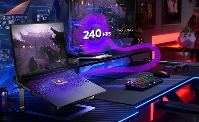 Notebook Lenovo Legion Pro 7 16IAX10H + Game Pass předplatné na 3 měsíce černý Futuristické herní zařízení s notebookem a dvěma monitory, na kterých je záběr ze hry Wo Long Fallen Dynasty. Na obrazovce je vidět text ve znění 240 FPS a scénu podtrhují neonová světla.