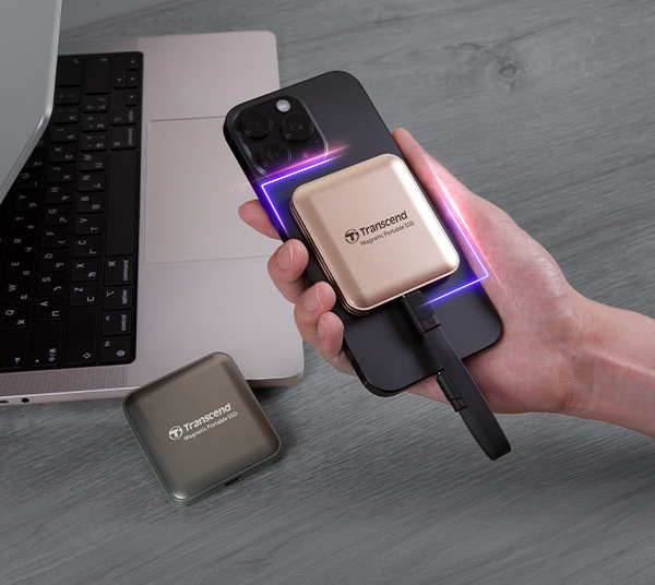 SSD externí Transcend ESD420G 2TB, USB Type C Gen2x2, Magsafe zlatý Muž drží v ruce externí disk.