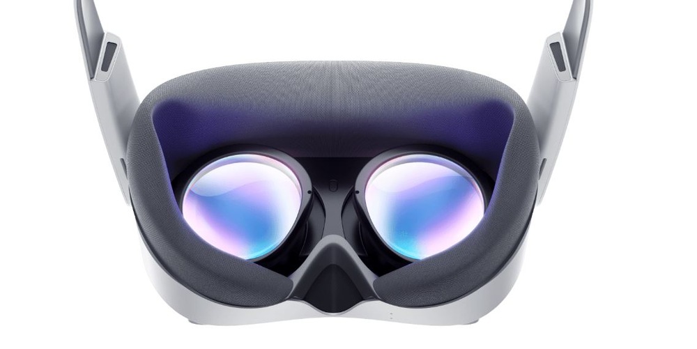  Detailní záběr VR headsetu směřujícího dopředu, s velkými reflexními čočkami a měkkým polstrovaným povrchem, které zprostředkovávají moderní technologie a pohlcující zážitek.