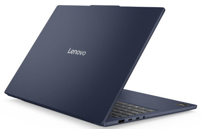 Hliníkové víko modrého notebooku Lenovo s logem a konektory na levé straně