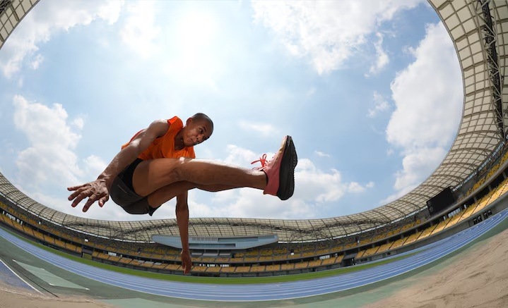 Objektiv Sony FE 8-14mm f/3.5 Fisheye G černý Dynamický záběr sportovce na stadionu pořízený objektivem typu rybí oko
