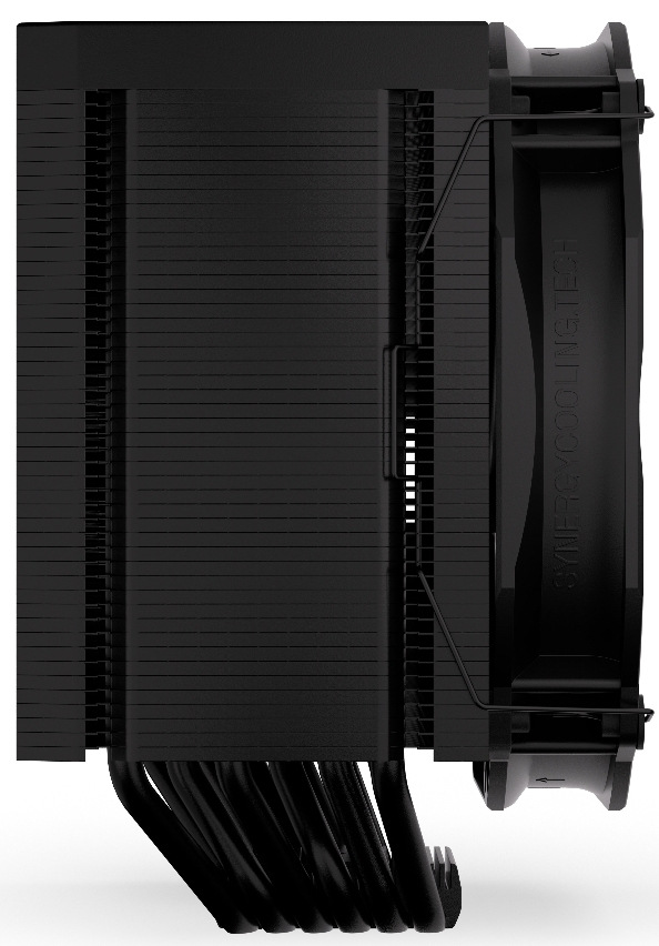 Na obrázku je chladič CPU ENDORFY Fortis 5 Black z bočního pohledu. Vlevo vidíte dva vysoké bloky hustých černých kovových žeber (dvojitá „věž“). Vpravo je připevněný černý ventilátor, držený drátěnými sponami, který fouká vzduch skrz žebra. Dole je vidět svazek šesti zahnutých černých trubiček (heatpipe), které odvádějí teplo od procesoru do žeber.