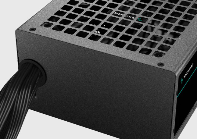 Zdroj DeepCool PF450 450W černý DeepCool PF450 450W ulehčuje integraci do sestavy díky plochým černým kabelům