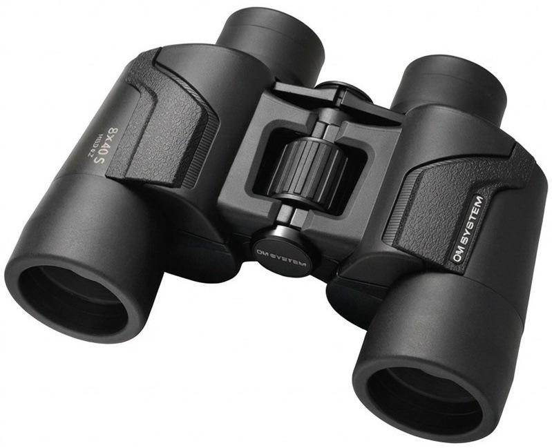 Dalekohled OM SYSTEM 8 x 40 S černý na bílém pozadí s centrálním ostřicím kolečkem a pogumovaným tělem