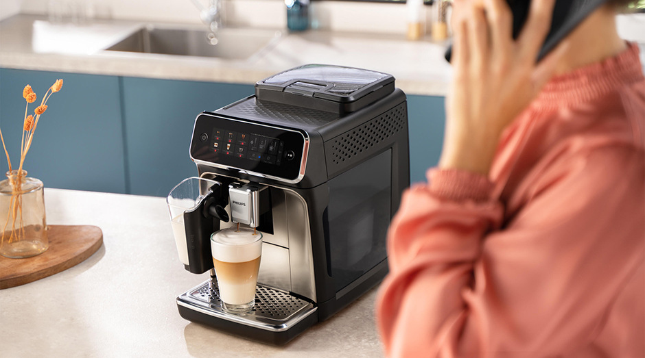 Philips Series 3300 LatteGo EP3347/90, černá/chrom