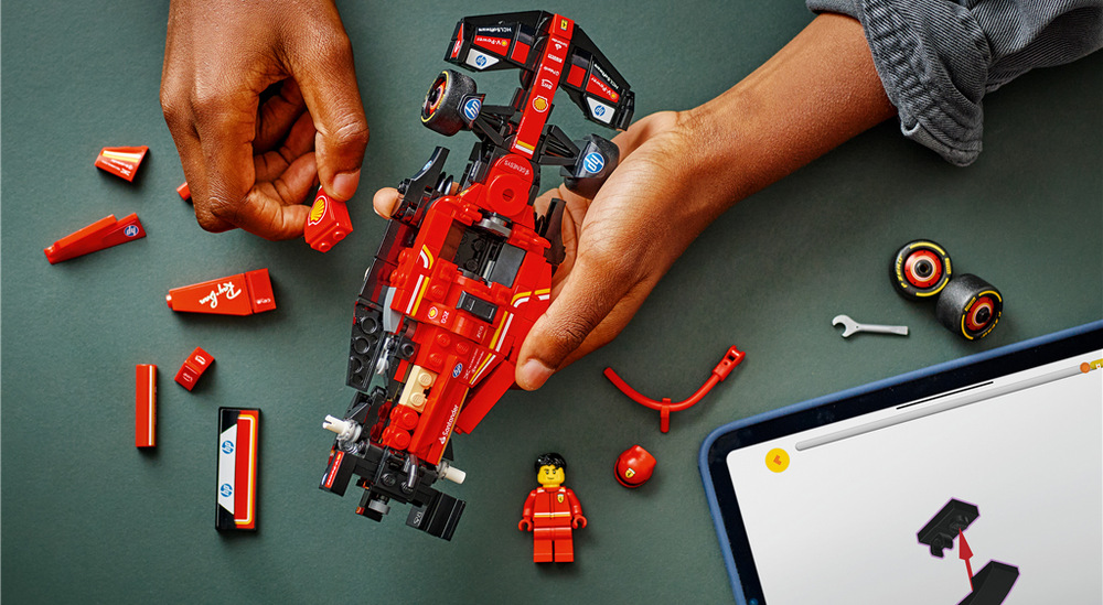 Stavebnice LEGO® Speed Champions 77242 Závodní auto Ferrari SF-24 F1® Ferrari můžete po sestavení vystavit nebo využít pro vlastní závody a příběhy s dalšími modely.
