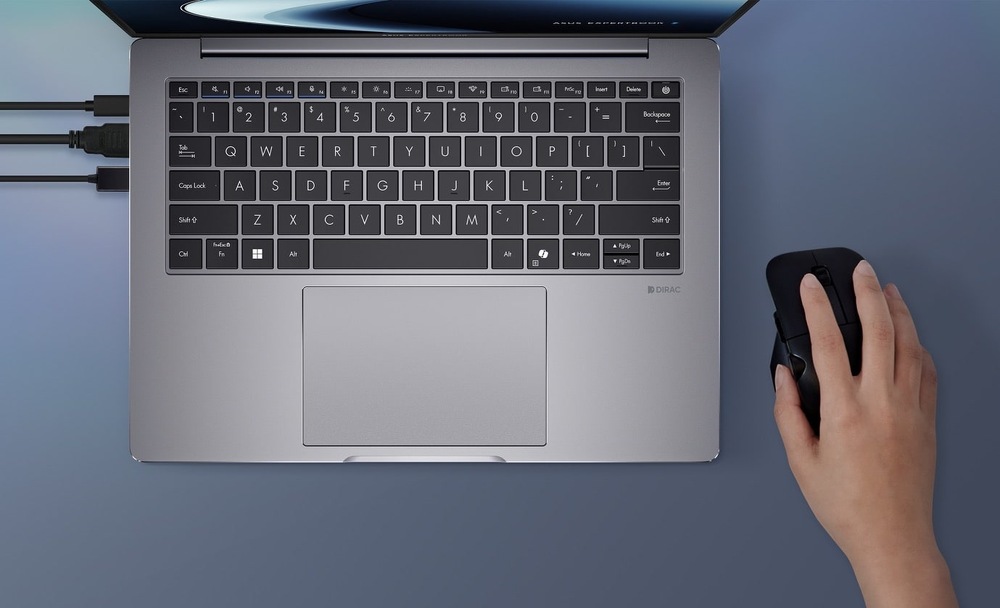 Ruka s myší vedle notebooku Asus ExpertBook P3 G2