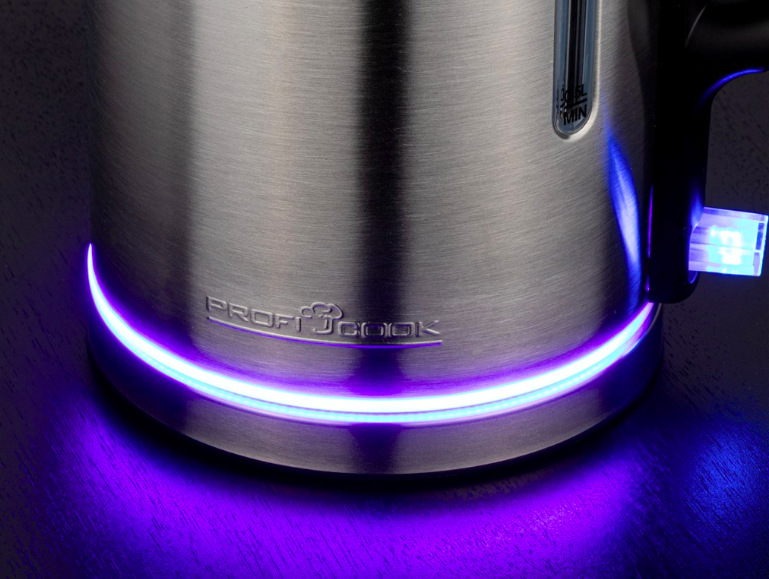 Detail modrofialového LED podsvícení při provozu konvice ProfiCook WKS 1321