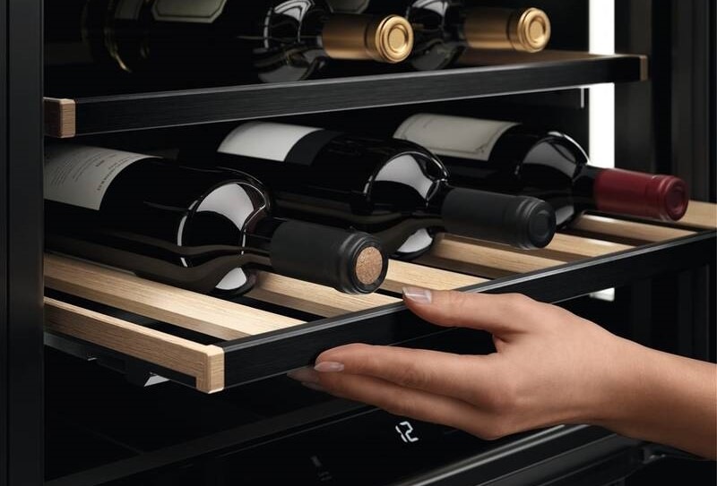 Vinotéka AEG Mastery AWUS040B8B černá Vinotéka AEG Mastery AWUS040B8B černá