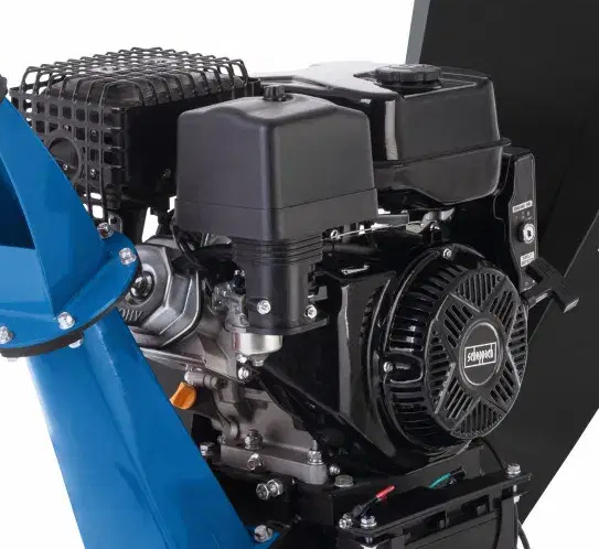 Drtič zahradního odpadu Scheppach PGS 420 Detail benzínového motoru Scheppach drtičky PGS420 s ventilátorem a startovacím lanem.