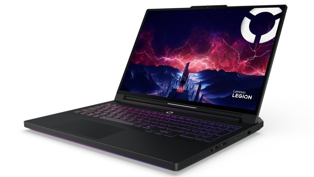 Otevřený a zapnutý notebook Lenovo Legion Pro 7 16AFR10H otočený doleva