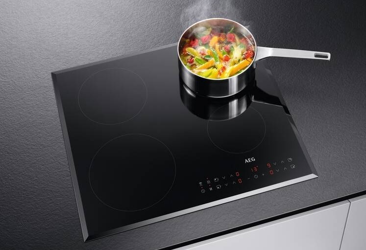Indukční varná deska AEG Mastery IKB64301FB černá