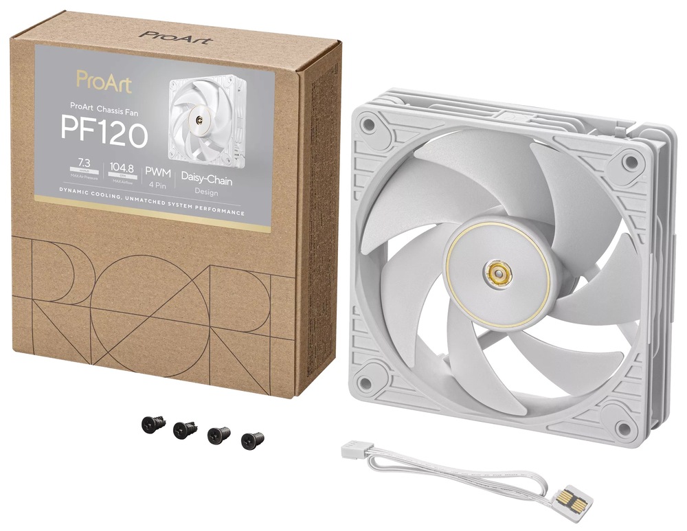 Ventilátor Asus ProArt PF120 White, 120 mm bílý Na obrázku je ventilátor Asus ProArt PF120 White (120 mm) spolu s balením a příslušenstvím. Vlevo je hnědá kartonová krabice s nápisem ProArt PF120 a obrázkem ventilátoru. Vpravo je samotný bílý čtvercový ventilátor s širokými bílými lopatkami a zlatavým kroužkem uprostřed. Dole jsou položeny čtyři šroubky pro montáž a také krátký bílý propojovací kabel/konektor, který slouží k jednoduchému propojení ventilátorů.