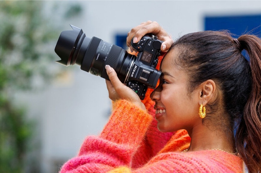 Žena fotografující pomocí objektivu Tamron 35–100 mm f/2.8 Di III VXD