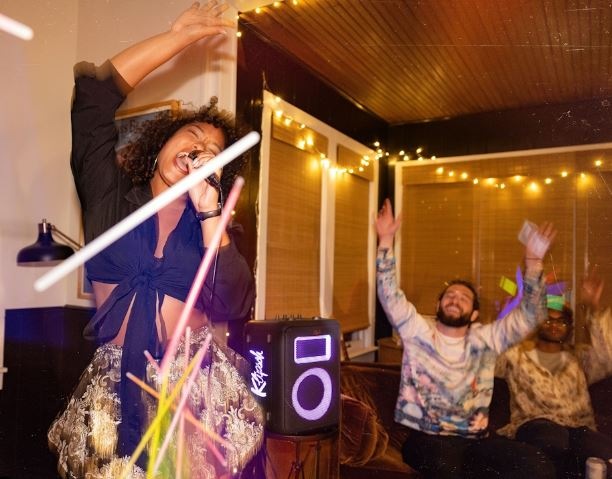 Party reproduktor Klipsch Miami černý Zábava je v plném proudu, k reproduktoru Klipsch Miami je připojený mikrofon a holka do něho zpívá.
