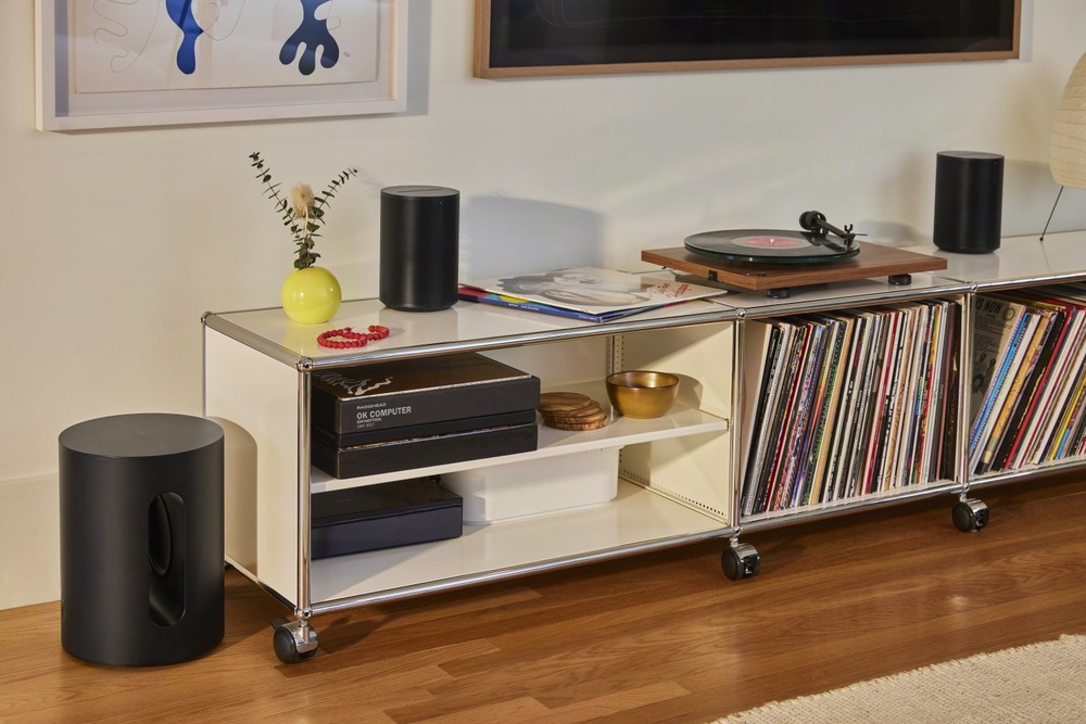 Soundbar SONOS Home Cinema Set bílý Elegantní a kompaktní reproduktory skvěle doplní každý interiér a snadno se kamkoliv vejdou.