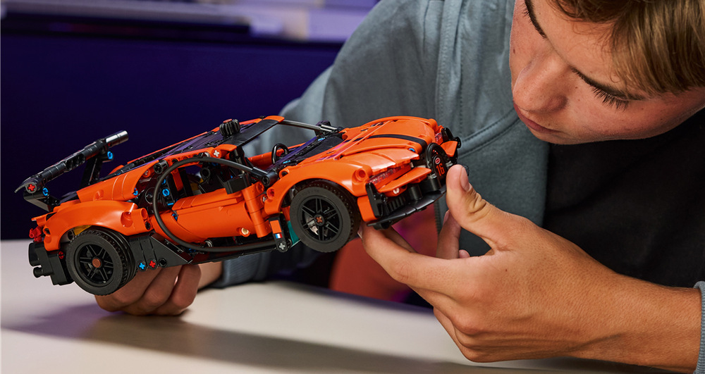 Stavebnice LEGO® Technic 42222 Hyperauto Bugatti Chiron Pur Sport Funkční řízení, otevírací dveře a kapota s realistickým motorem W16 přibližují dětem svět sportovních vozů.