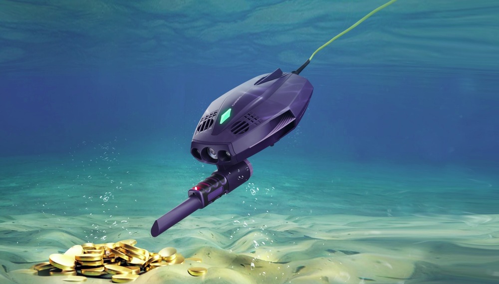 Dron Chasing Dory Explore modrý Modrý podvodní dron Chasing Dory Explore s připojeným detektorem kovů se pohybuje nad písčitým dnem s hromádkou mincí. K hladině vede žlutý signální kabel.