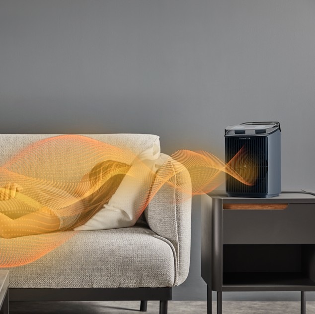 Teplovzdušný ventilátor Rowenta SO6551F0 Intense Comfort Aqua černý Teplovzdušný ventilátor Rowenta SO6551F0 Intense Comfort Aqua v obývacím pokoji vyzařuje teplo