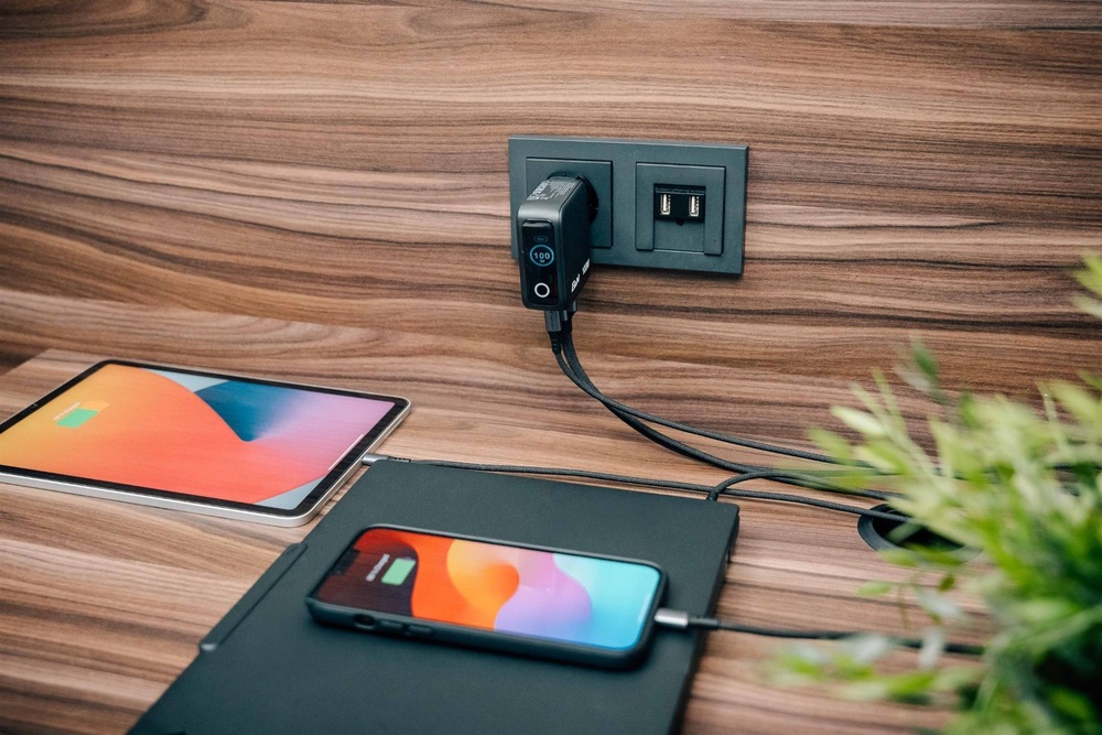 Cestovní nabíječka Verbatim Mini GaN LCD, 2× USB-C PD 100 W, 1× USB-A QC 3.0 zapojená v zásuvce